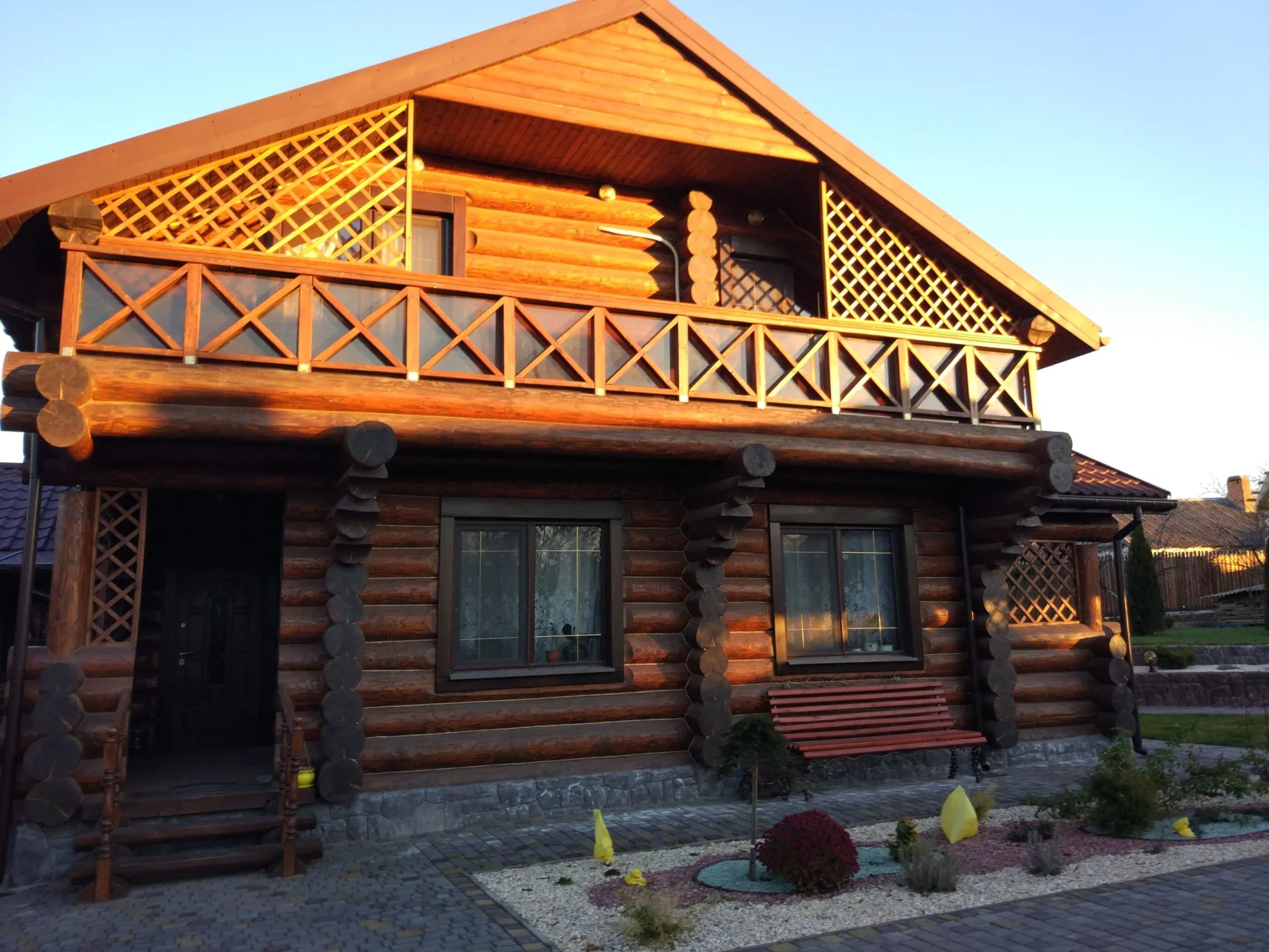 Boczna elewacja domu z drewnianymi balustradami