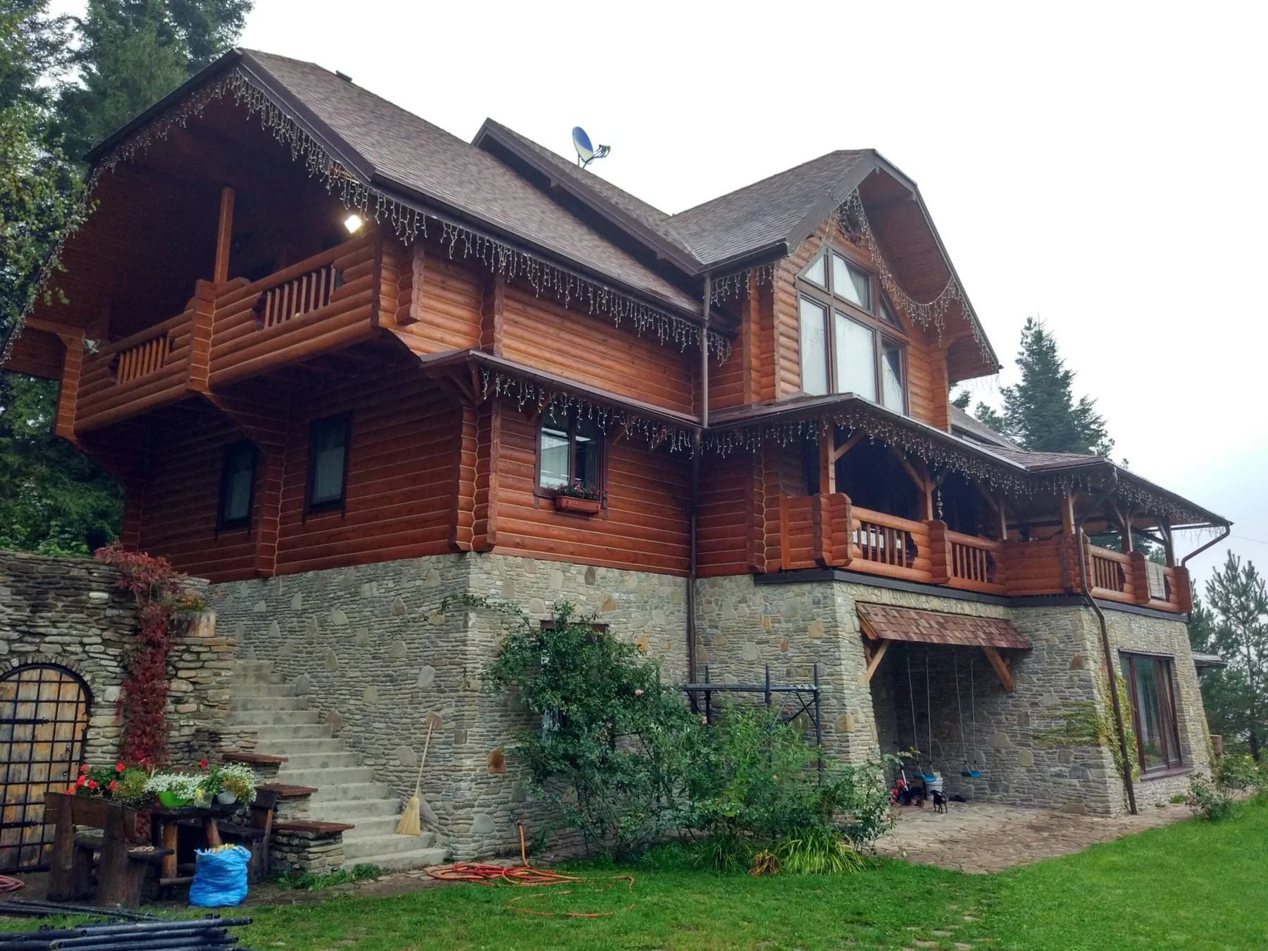 Rezydencja z bali widziana od strony ogrodu