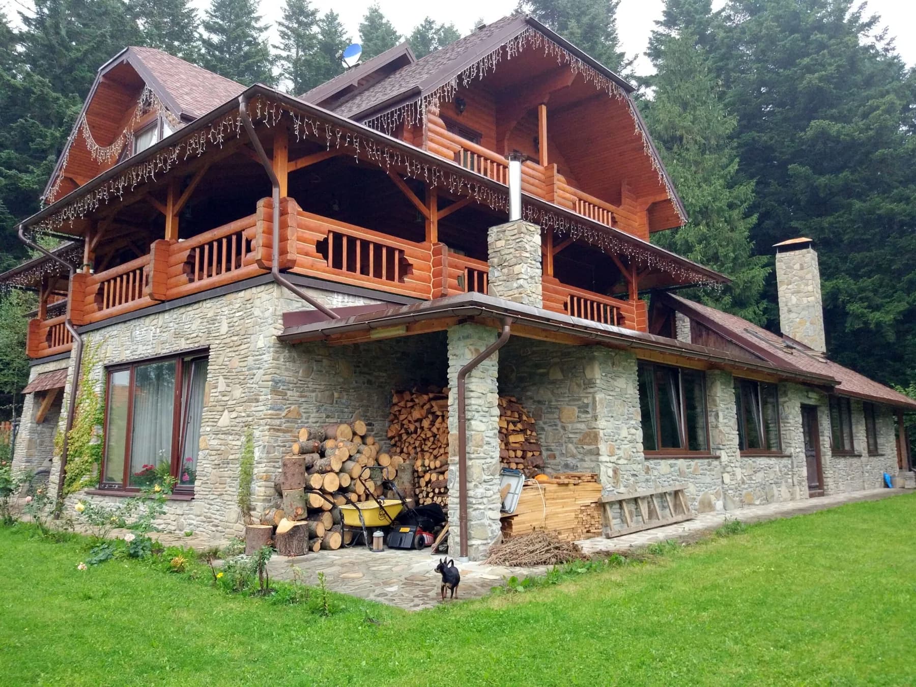 Narożne ujęcie domu z bali na kamiennej podmurówce