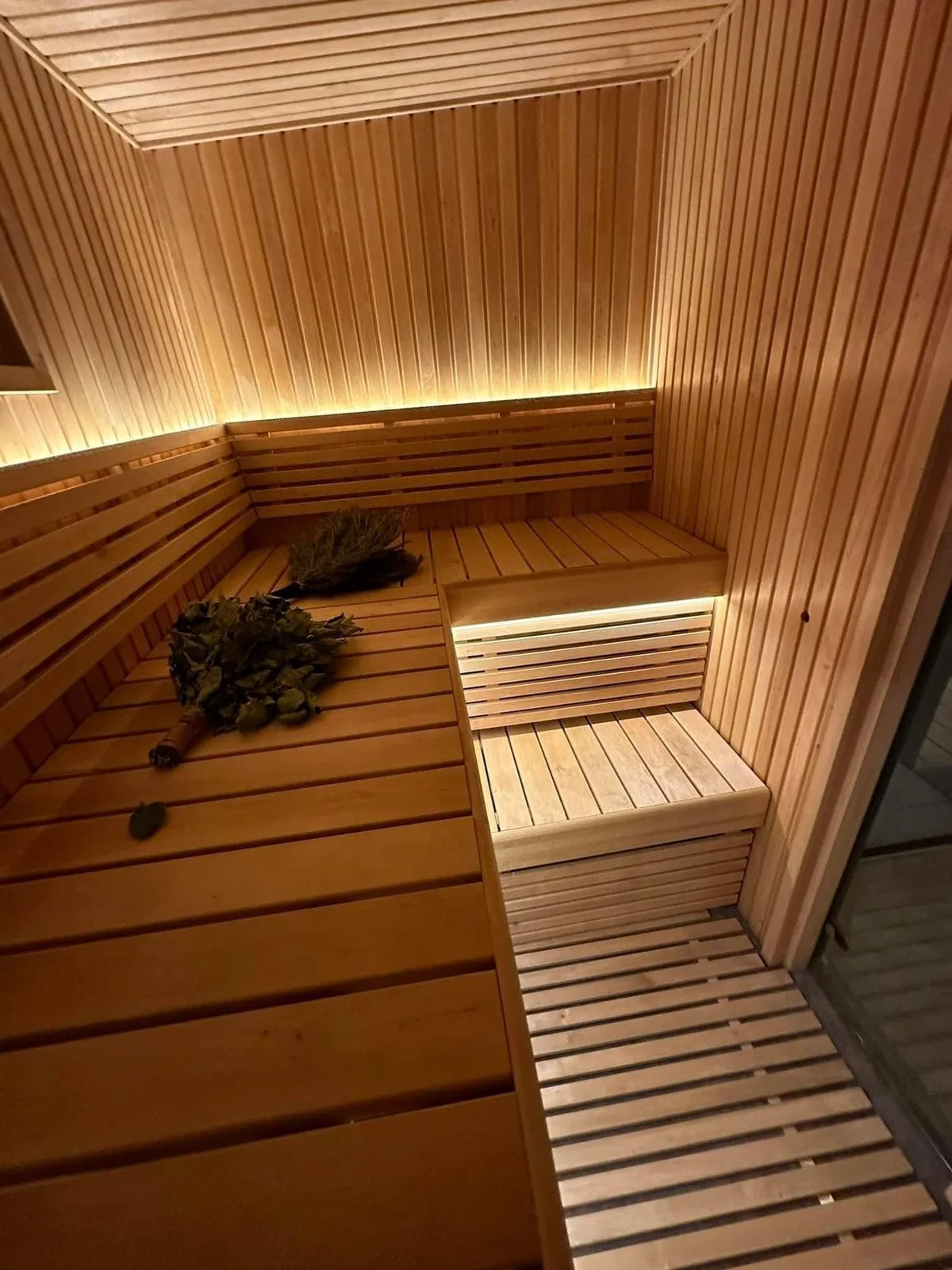 Sauna z piecem i zabezpieczoną strefą gorącą