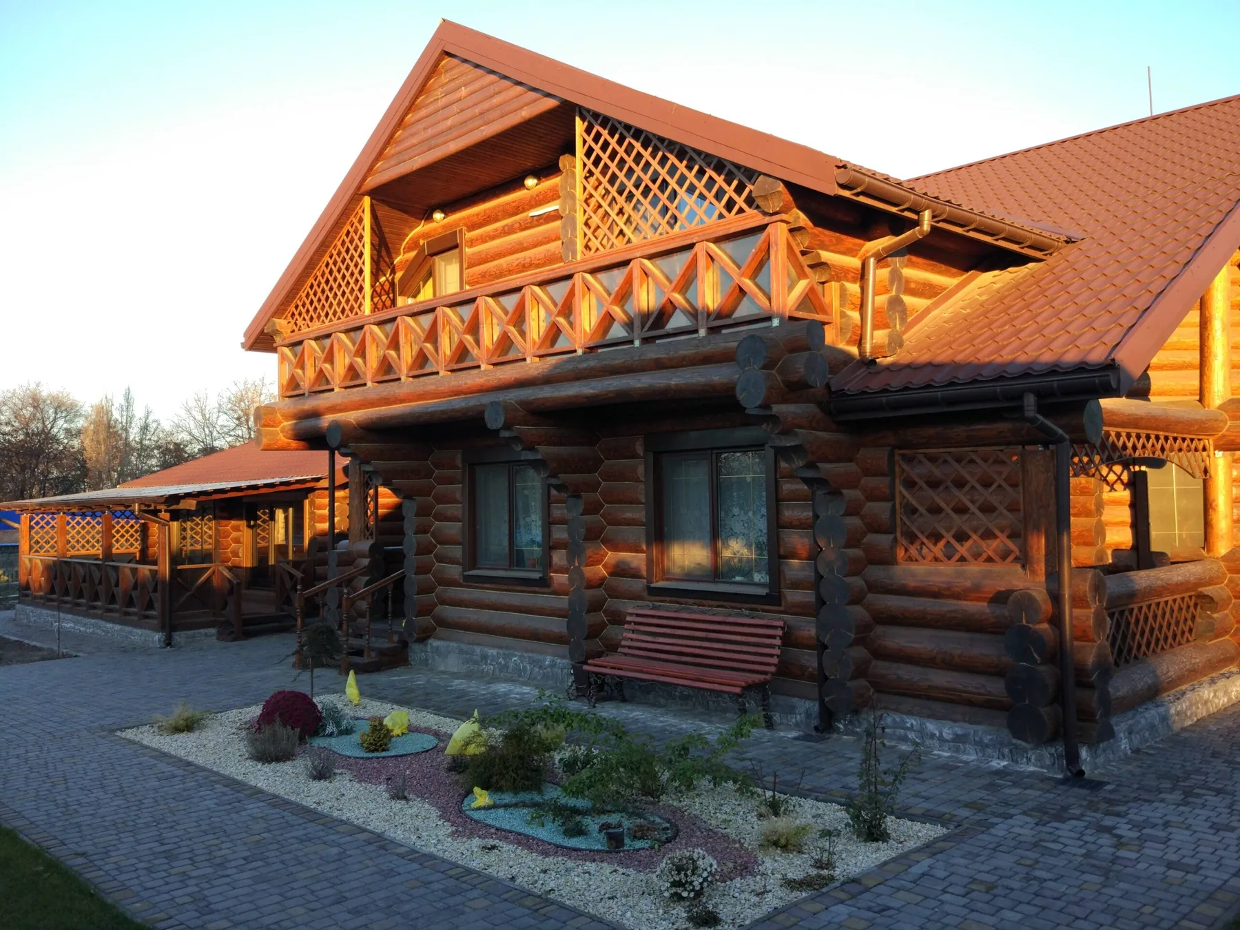 Gotowy dom z bali z szerokim balkonem i zadaszonym tarasem