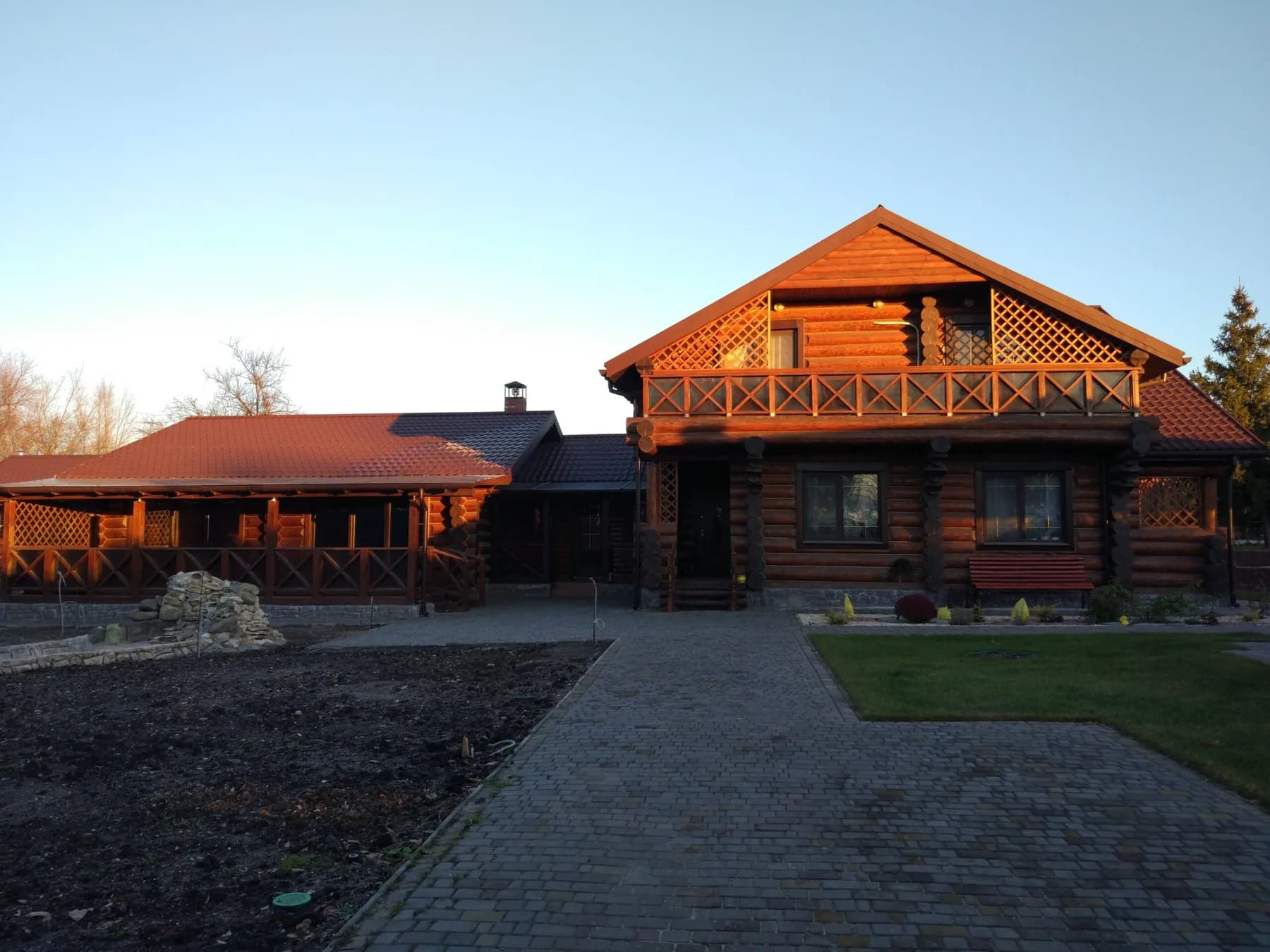 Widok domu i zabudowy towarzyszącej od strony ogrodu