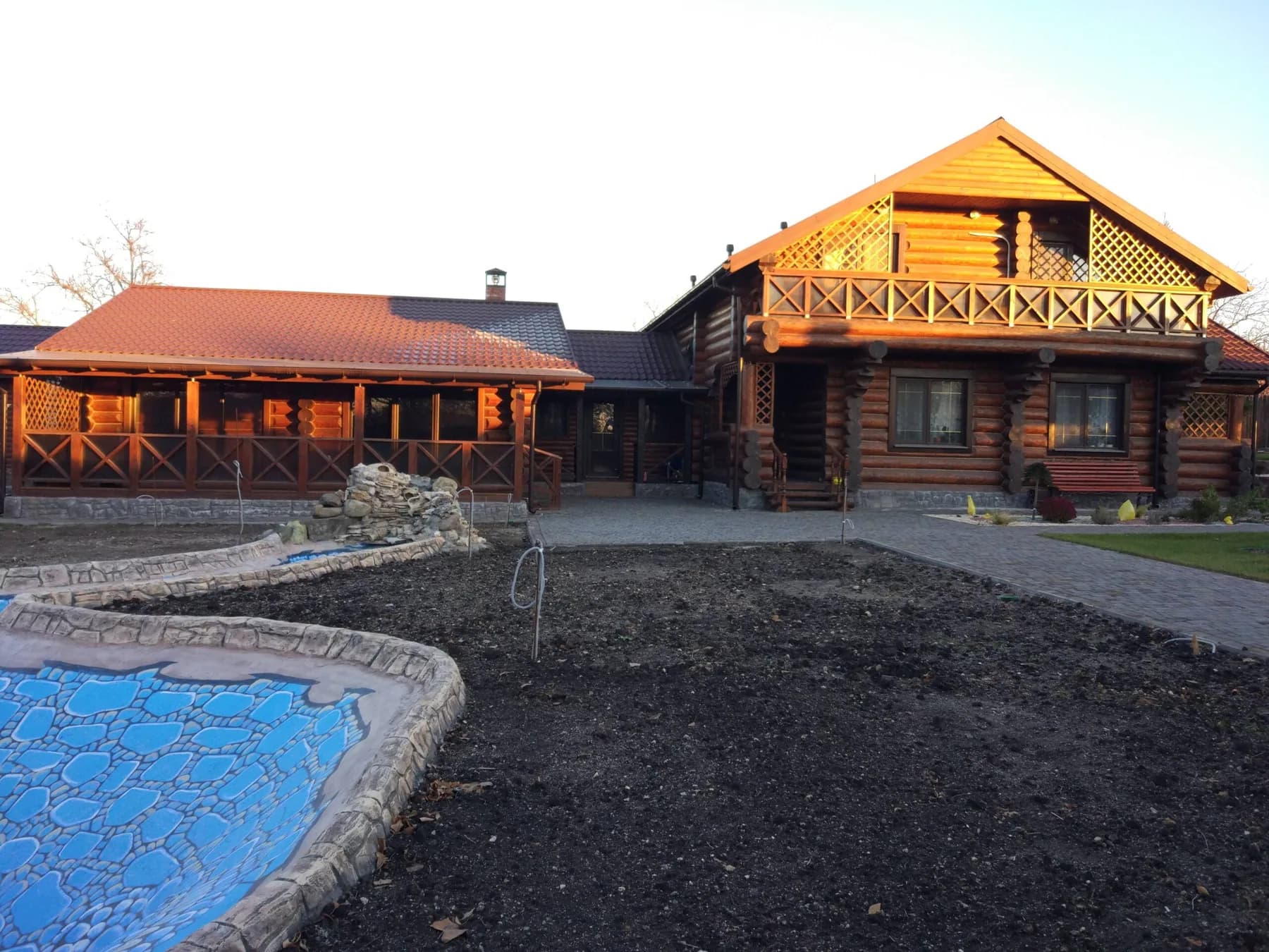 Gotowa zabudowa drewniana wokół ogrodu