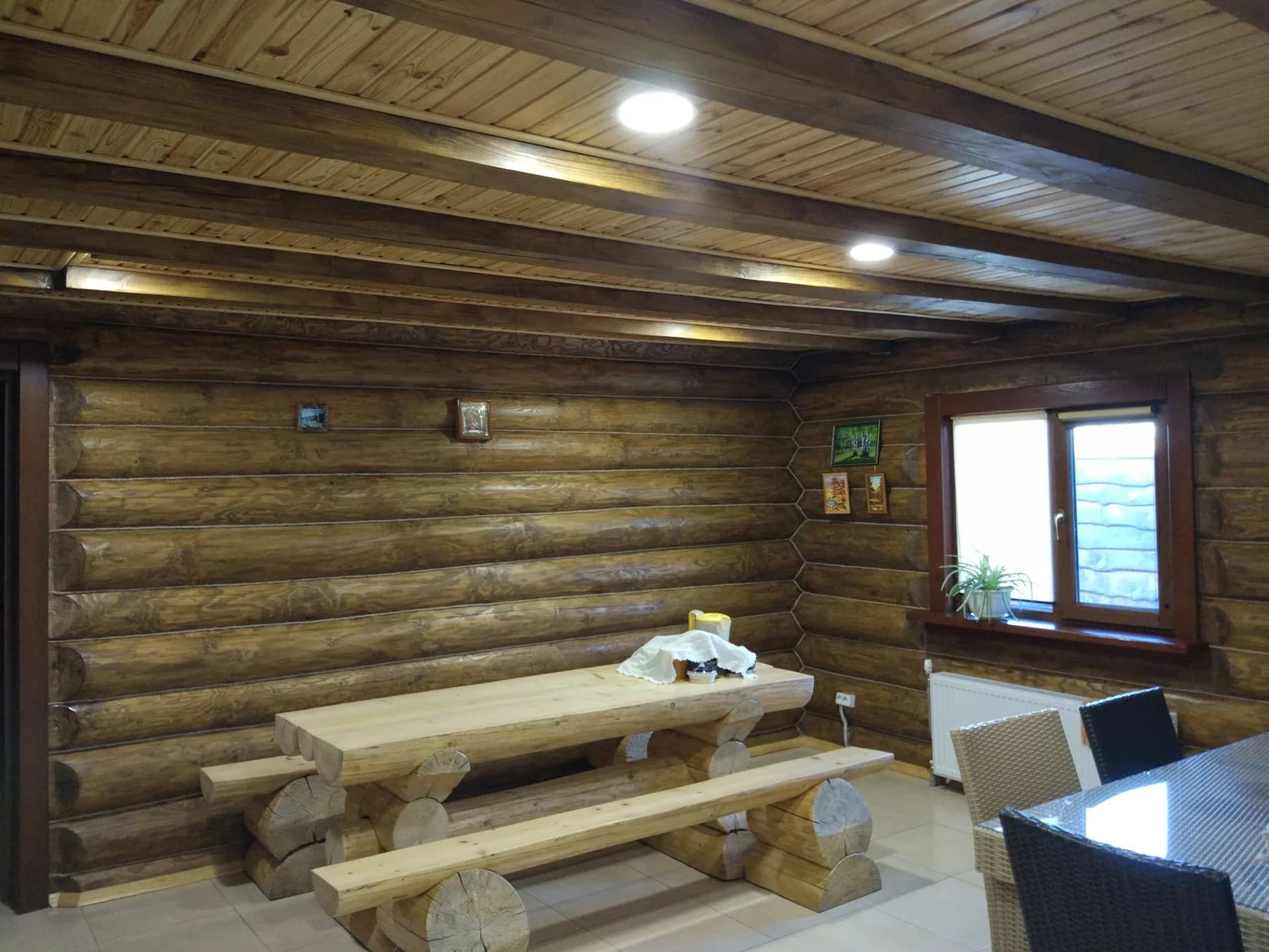 Wnętrze domu z widocznymi ścianami z bali