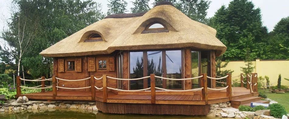 Parterowy obiekt z bali z dachem krytym strzechą