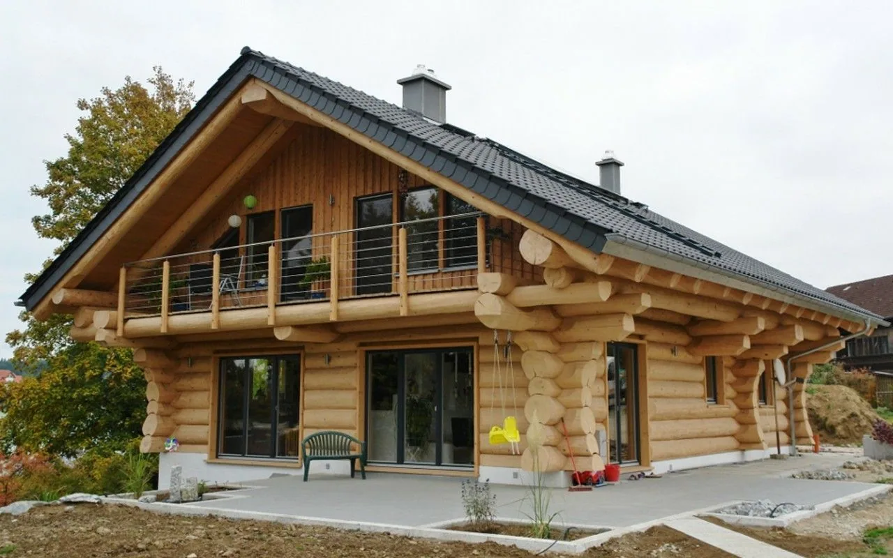 Fertiges Blockhaus mit großzügiger Verglasung