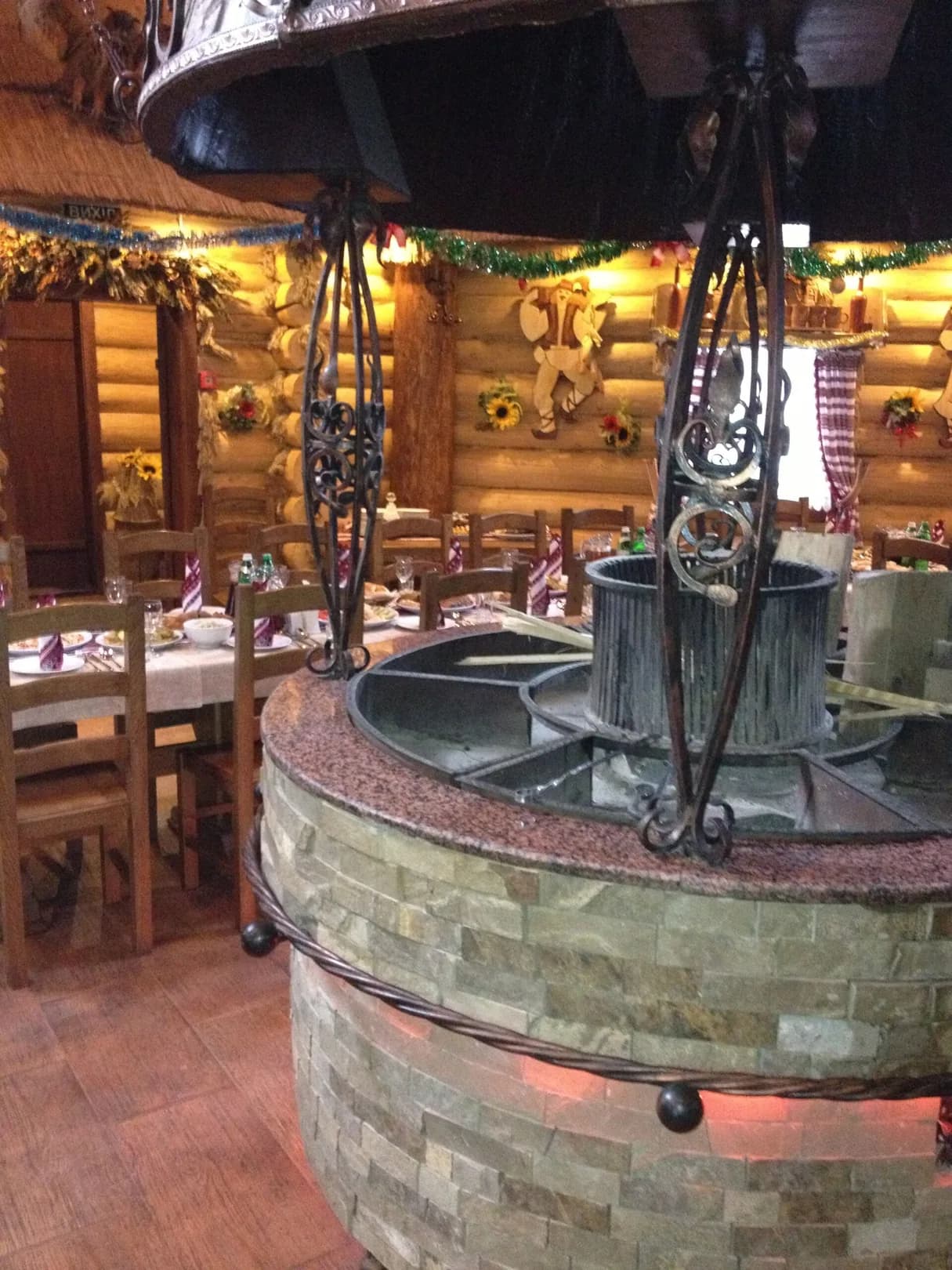 Restauracyjne wnętrze z drewnianymi ścianami i paleniskiem